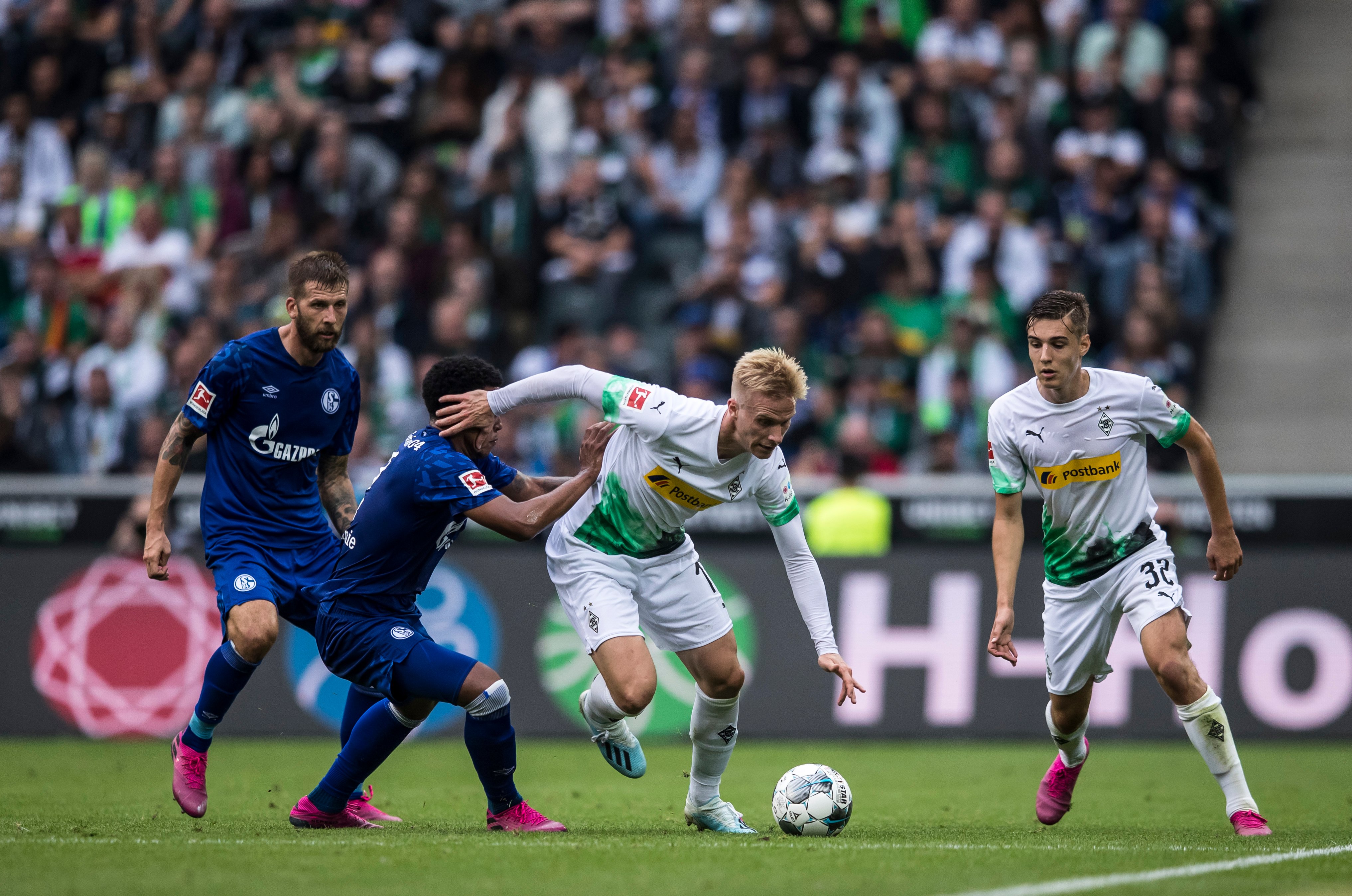 简洁纯色的商务型名片设计